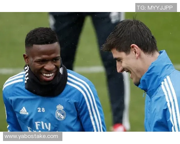 维尼修斯绯闻女友现身伯纳乌26岁三孩妈引发热议 维尼修斯绯闻女友现身伯纳乌26岁三孩妈引发热议