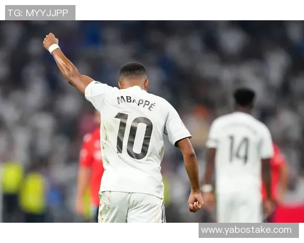 姆巴佩突入禁区遭对方侵犯却未获裁判判罚引发争议 姆巴佩突入禁区遭对方侵犯却未获裁判判罚引发争议