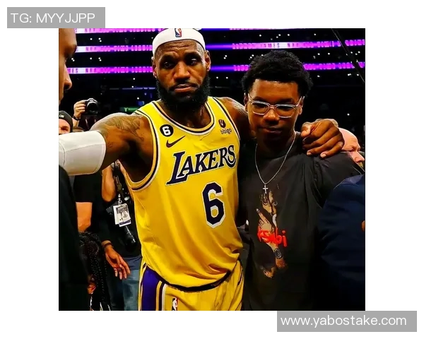 布莱斯前场篮板补篮詹姆斯兴奋转发赛场瞬间赞叹6号表现出色