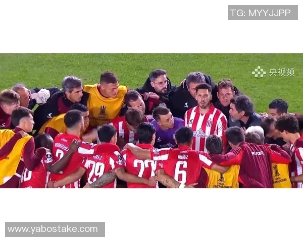 弗拉门戈夺解放者杯现场获颁2400万美元支票庆祝胜利