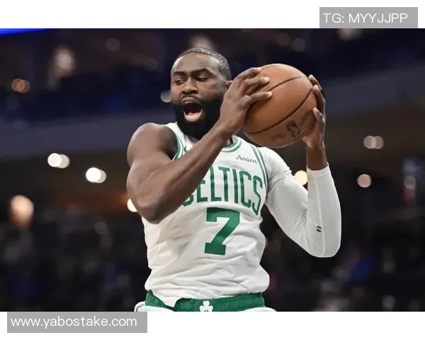 杰伦布朗半场表现低迷仅得7分罚球全中成唯一亮点