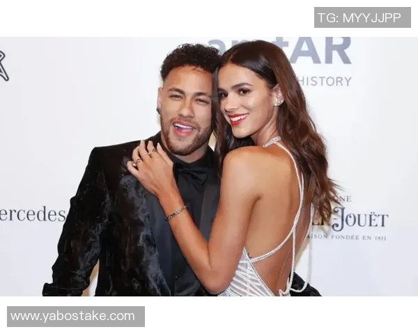 内马尔与女友布鲁娜携手庆祝圣诞节温馨合照中抱着两个可爱女儿